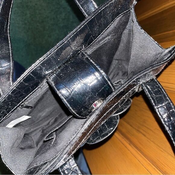 Black alligator-look vinyl purse w/ 3-D flowe design. Magnetic closure snap - Picture 4 of 10